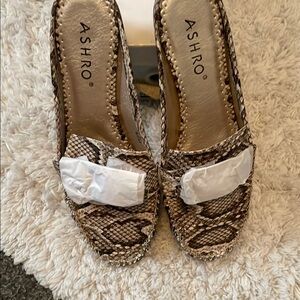 Ashro Women's Snakeskin Loafers